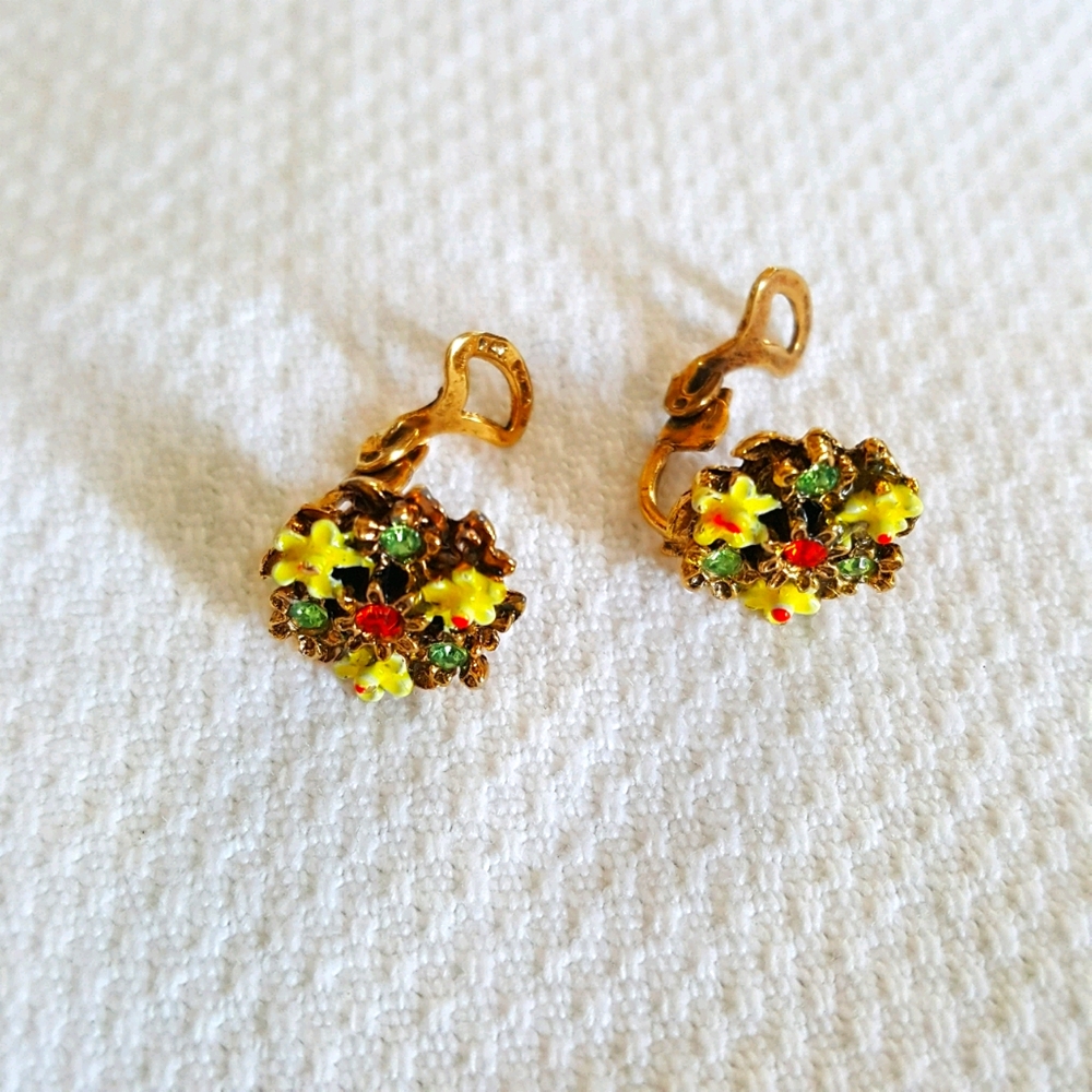 Vintage clip earrings. Gold tone. Flowers. EUC.